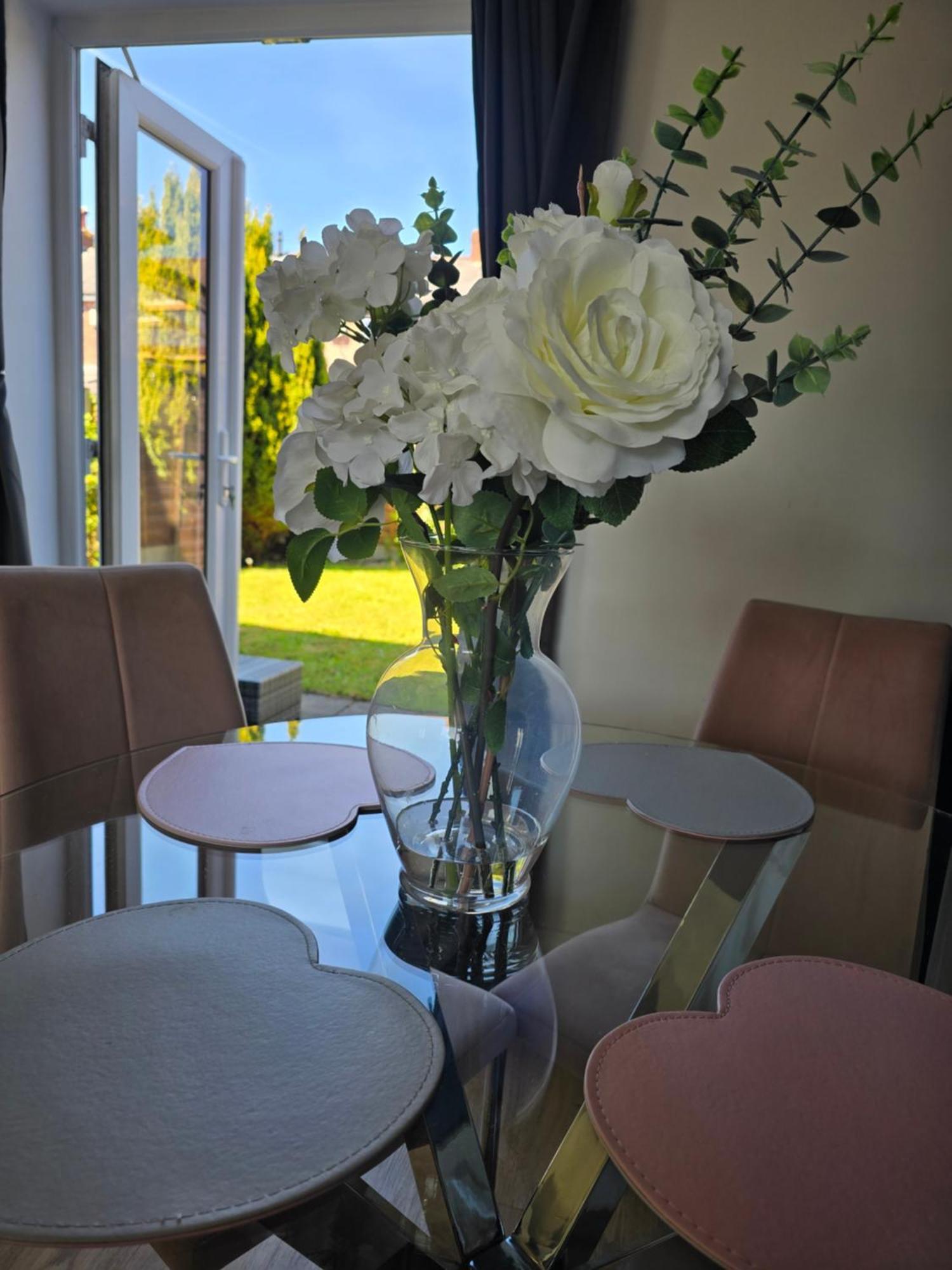 The Heart - Cosy 3 Bedroom House With Double Driveway And Garden In